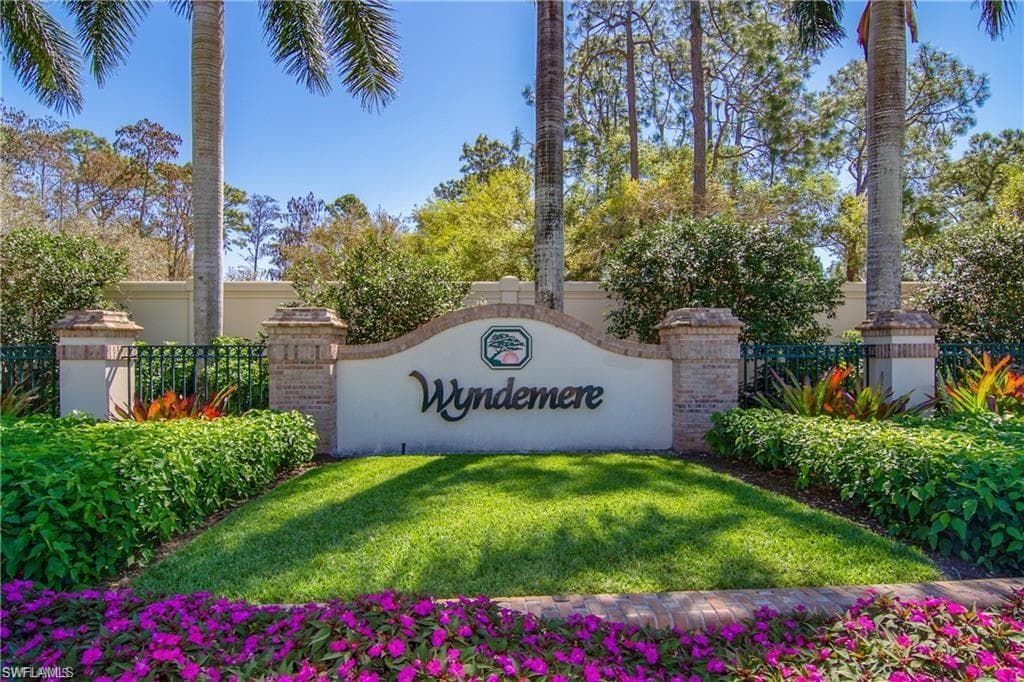 301 Courtside DR, NAPLES FL 34105-15