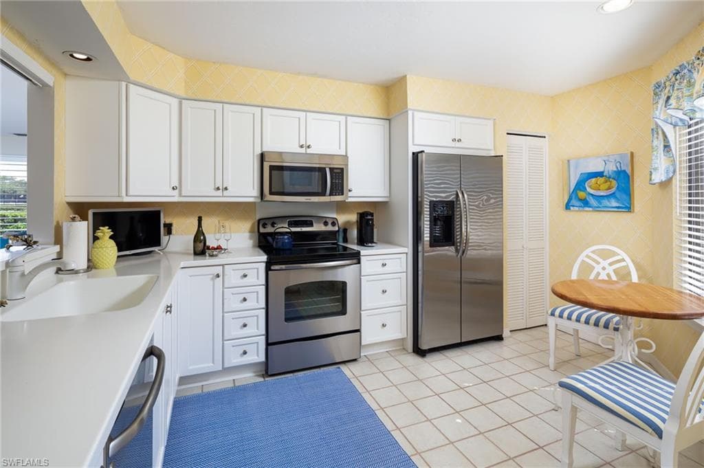 301 Courtside DR, NAPLES FL 34105-6