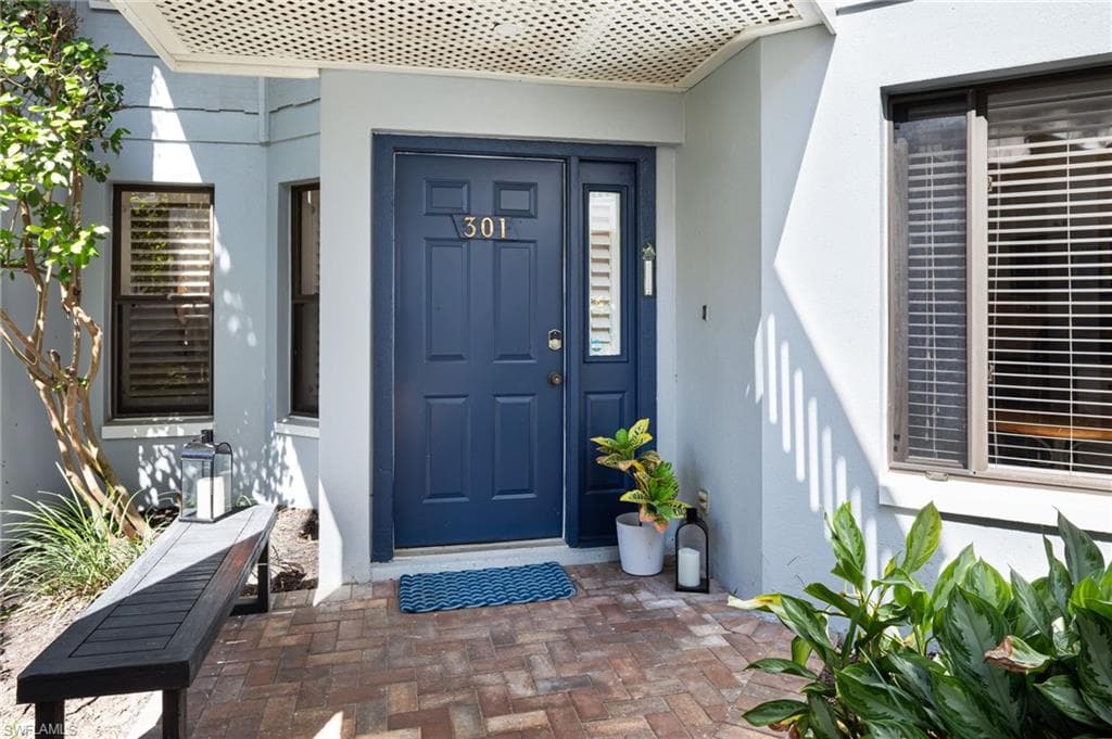 301 Courtside DR, NAPLES FL 34105-13