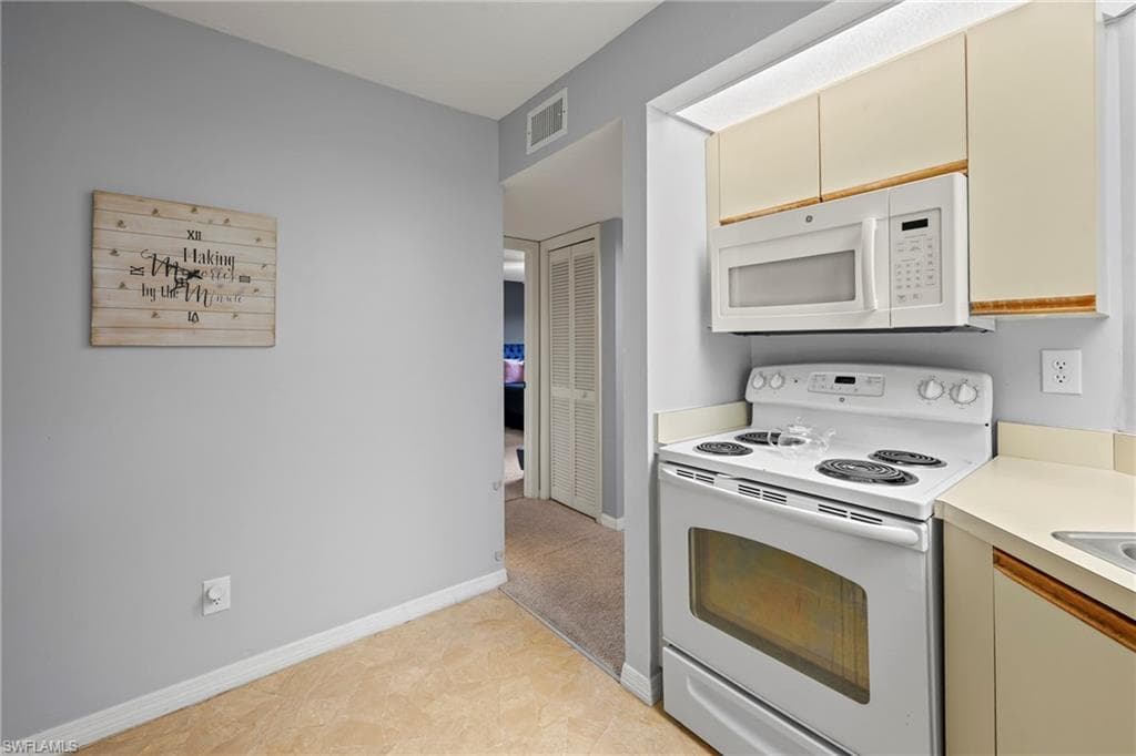 1566 Trafalgar LN # E102, NAPLES FL 34116-16