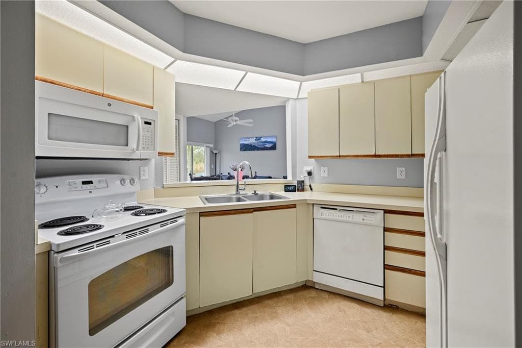 1566 Trafalgar LN # E102, NAPLES FL 34116-15