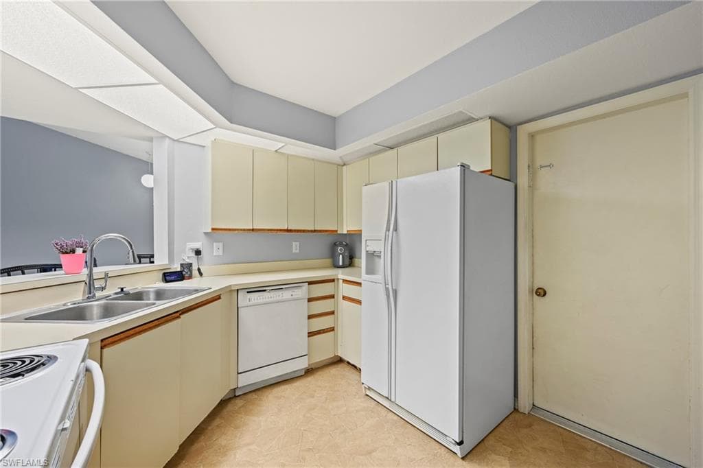 1566 Trafalgar LN # E102, NAPLES FL 34116-17