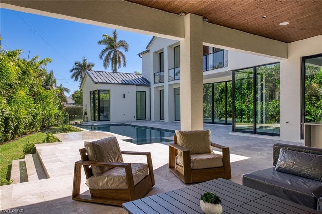1800 Crayton RD, NAPLES FL 34102-27