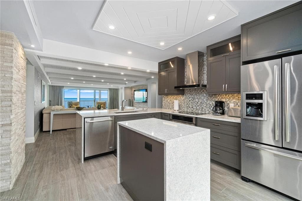 9051 Gulf Shore DR, NAPLES FL 34108-2