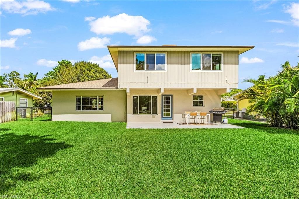 1060 Cooper DR, NAPLES FL 34103-26