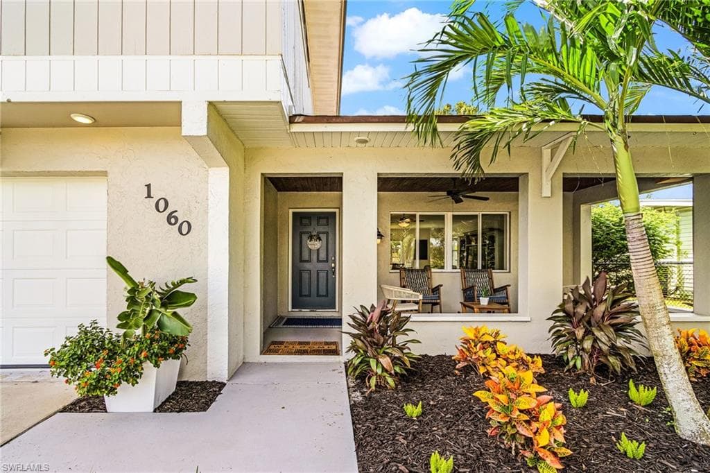 1060 Cooper DR, NAPLES FL 34103-2