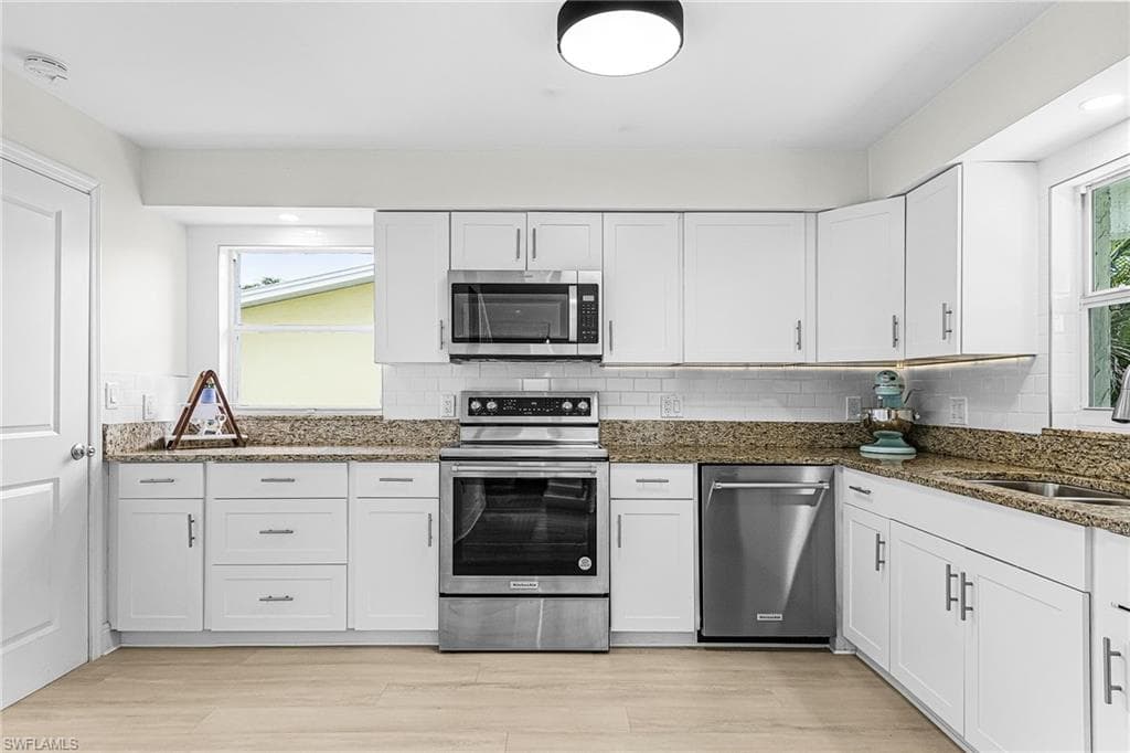 1060 Cooper DR, NAPLES FL 34103-10