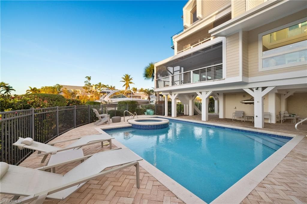 1290 Bay DR, SANIBEL FL 33957-32