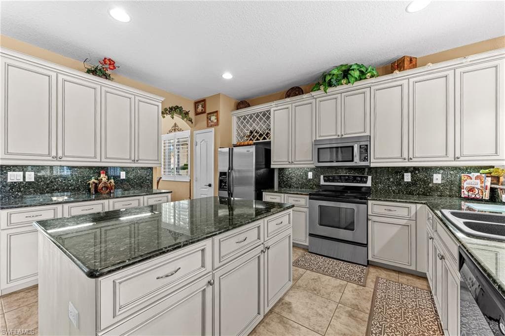 15489 Laguna Hills DR, FORT MYERS FL 33908-8