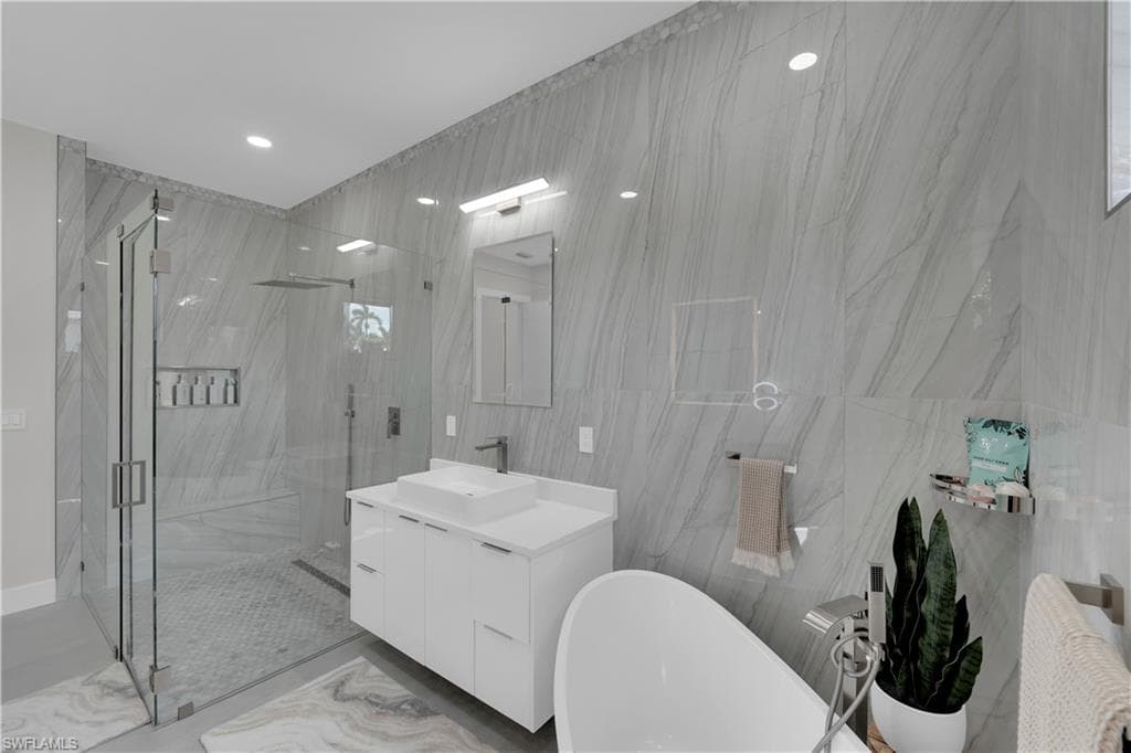 1324 Longwood DR, FORT MYERS FL 33919-28