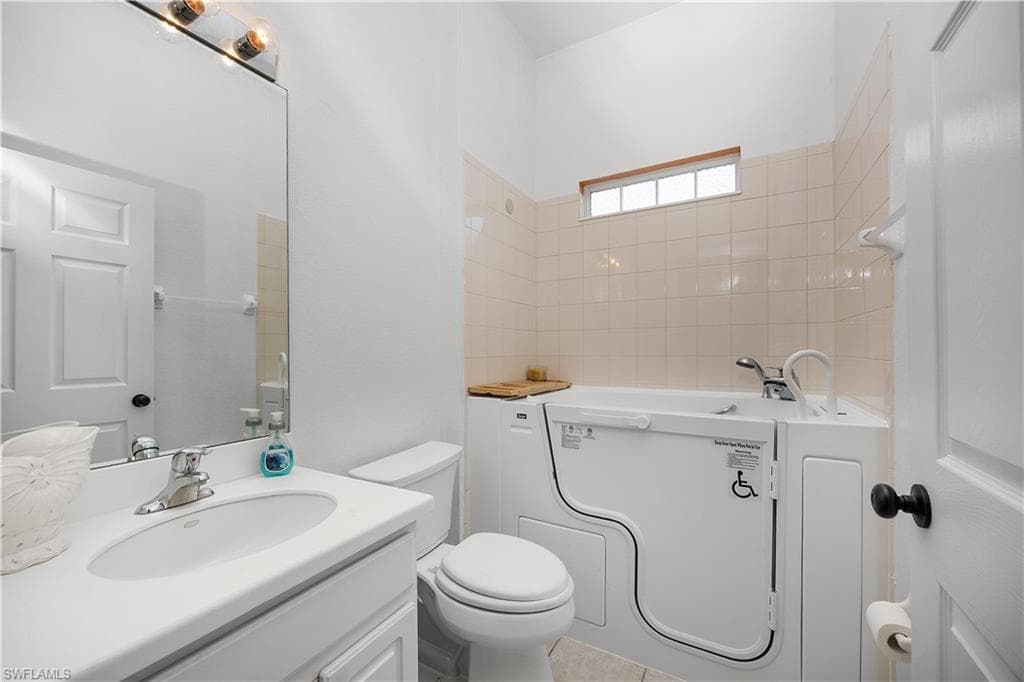 2073 Cape Heather CIR, CAPE CORAL FL 33991-24