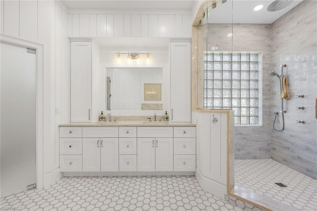 5092 Cerromar DR, NAPLES FL 34112-24