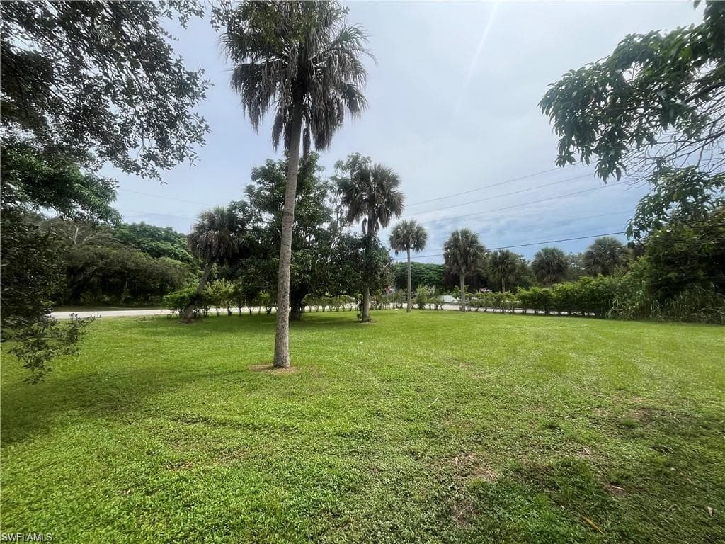 1063 Shadowlawn DR, NAPLES FL 34104-19