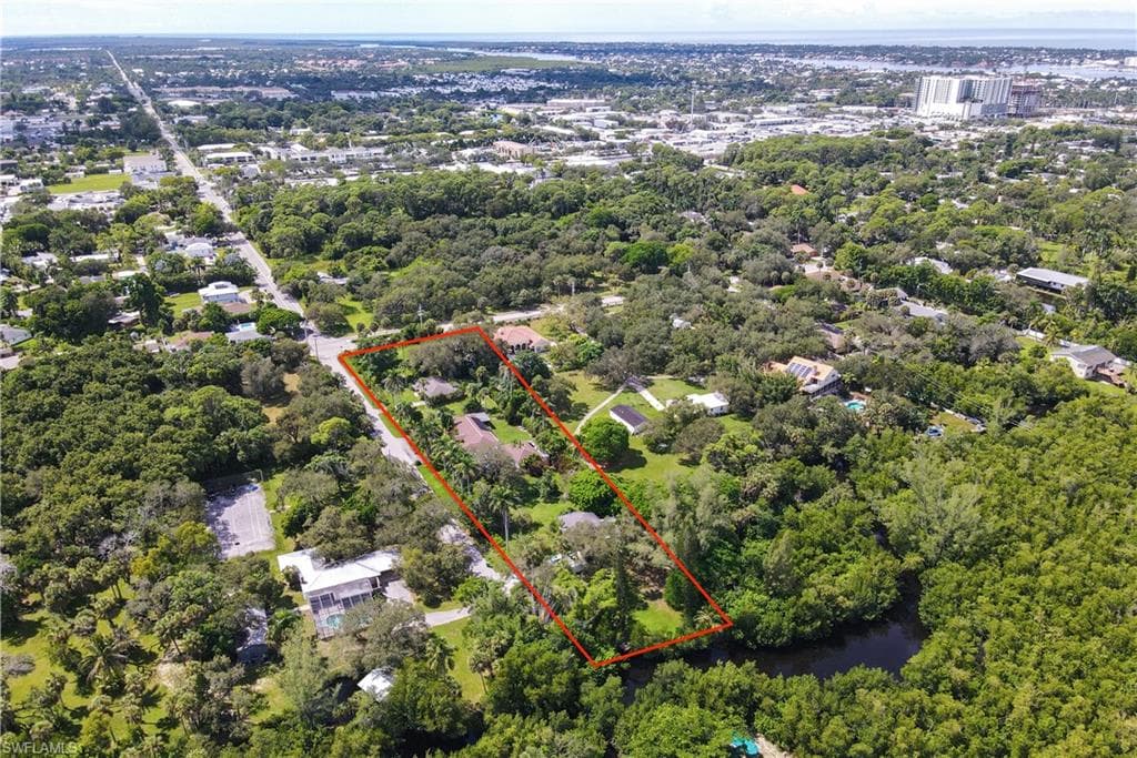 1063 Shadowlawn DR, NAPLES FL 34104-3