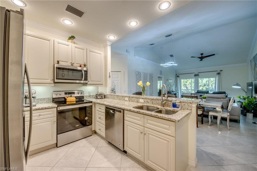 1051 Winding Pines CIR # 203, CAPE CORAL FL 33909-4