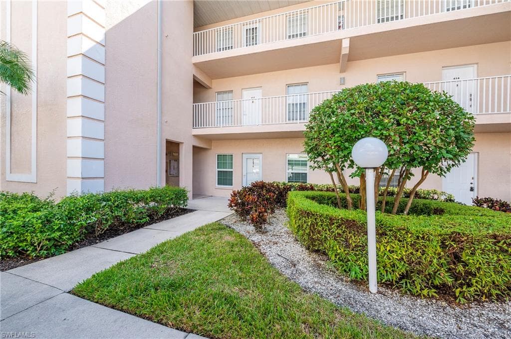 3250 Cypress Glen WAY # 413, NAPLES FL 34109-20