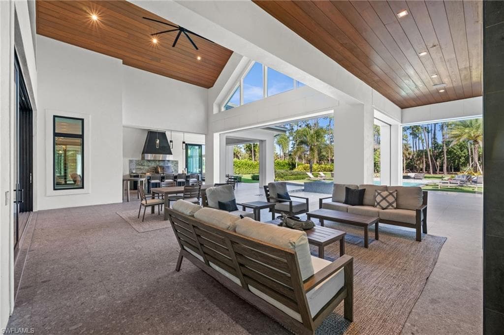 2191 Coach House LN, NAPLES FL 34105-41