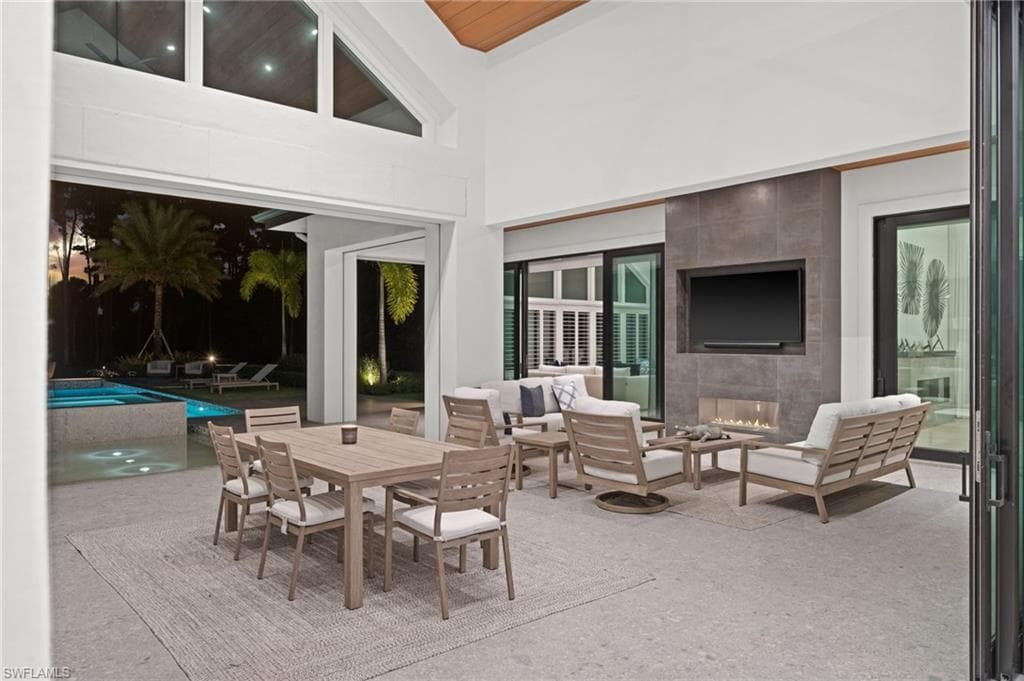 2191 Coach House LN, NAPLES FL 34105-42