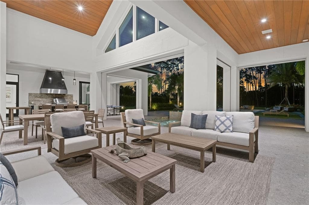 2191 Coach House LN, NAPLES FL 34105-43