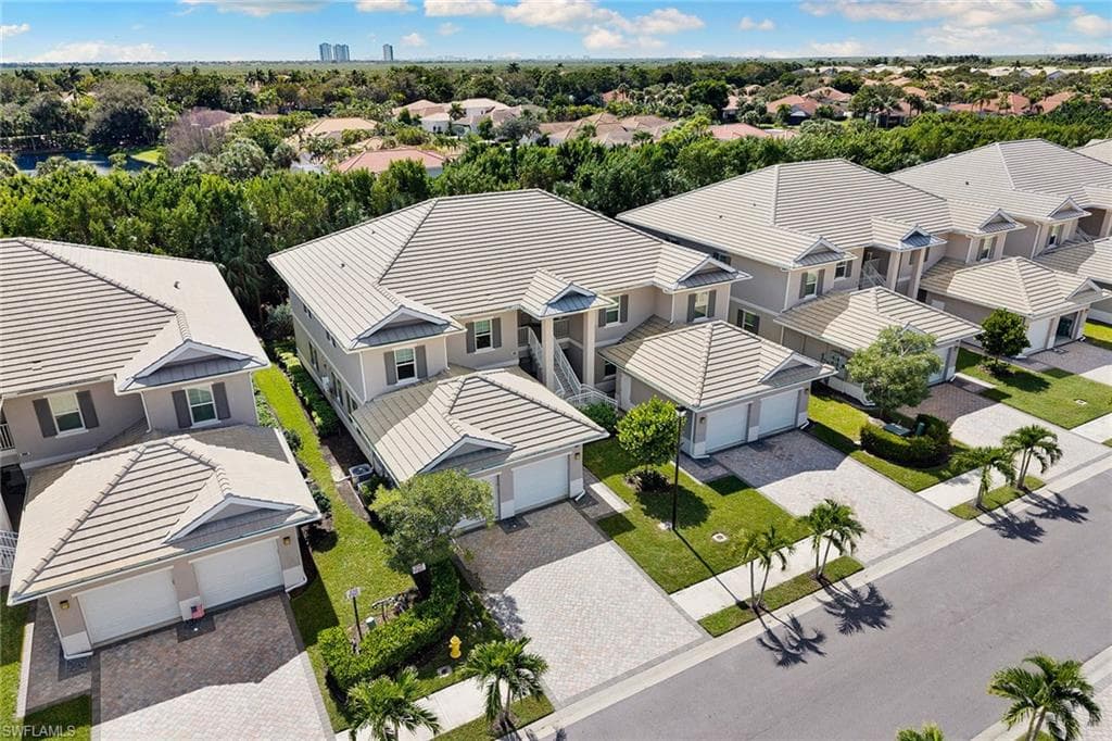 238 Indies DR E # 201, NAPLES FL 34114-27