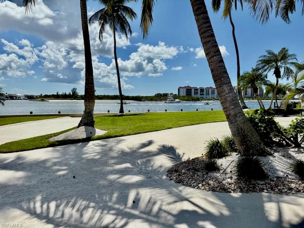 60 Pelican ST W # 106, NAPLES FL 34113-18