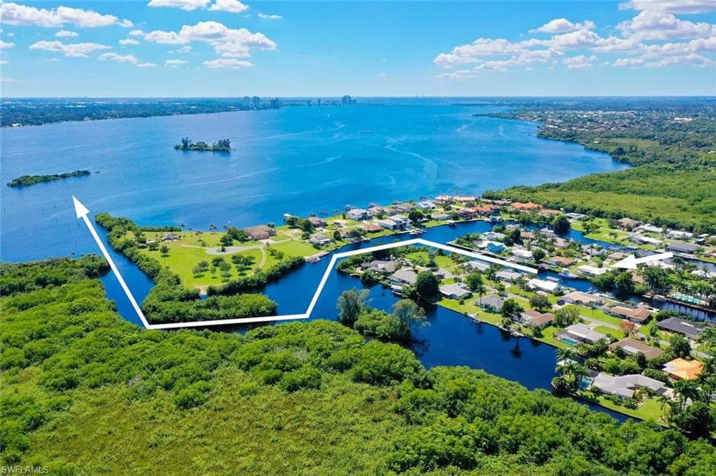2166 Cape WAY, NORTH FORT MYERS FL 33917-1