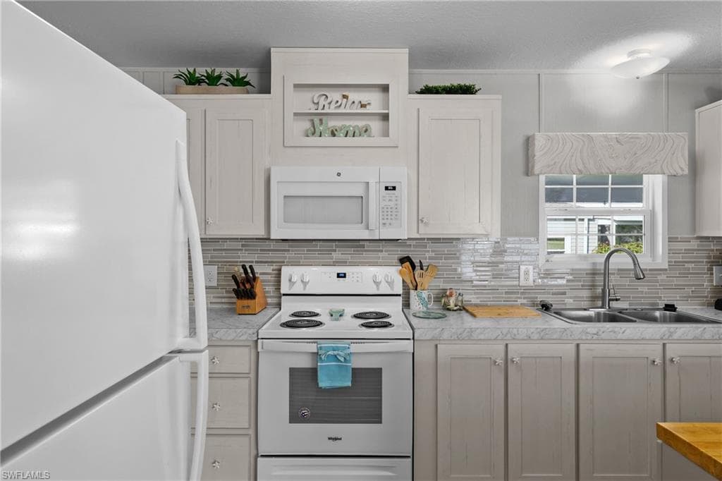 1747 Beverly DR, NAPLES FL 34114-5