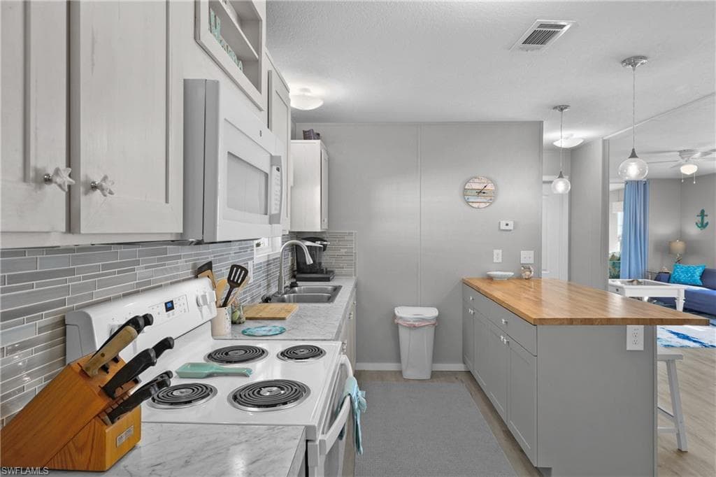 1747 Beverly DR, NAPLES FL 34114-6