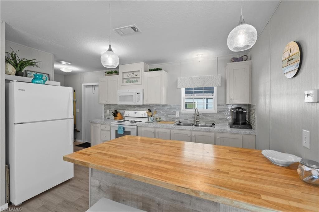 1747 Beverly DR, NAPLES FL 34114-4