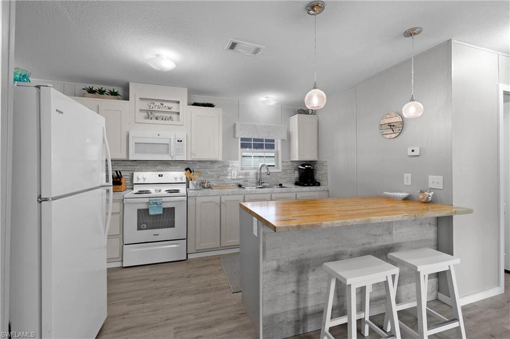 1747 Beverly DR, NAPLES FL 34114-3