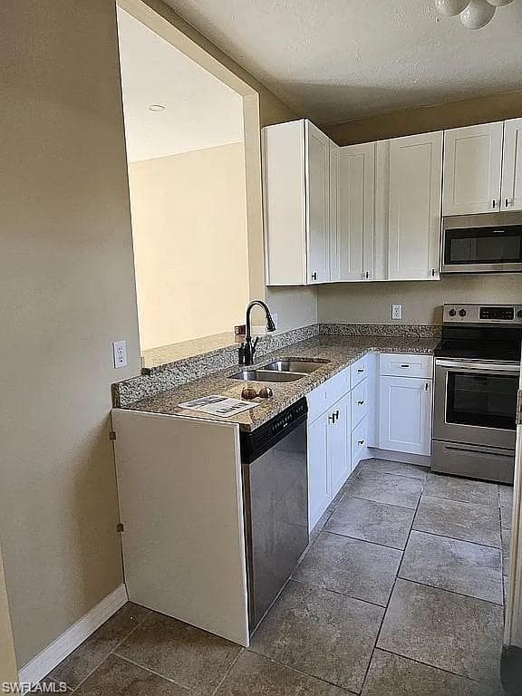 6123 Lake Front DR, FORT MYERS FL 33908-4