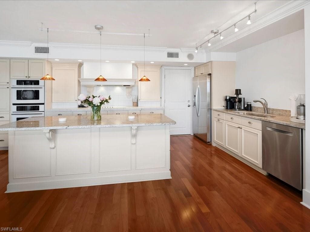 2750 Gulf Shore BLVD N # 602, NAPLES FL 34103-11