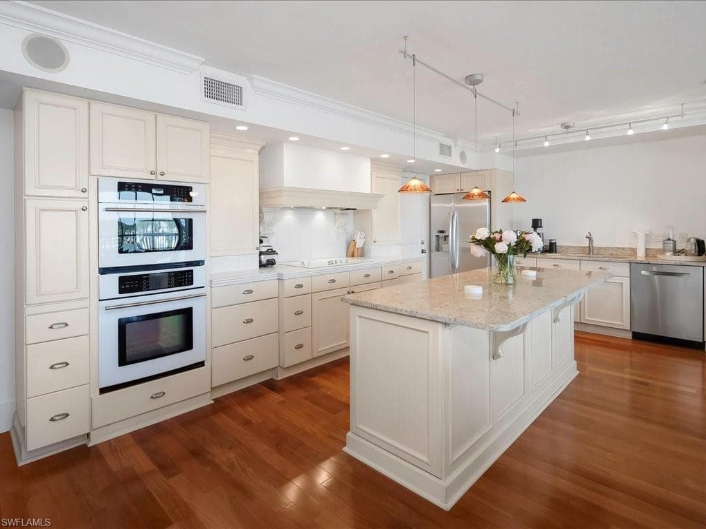 2750 Gulf Shore BLVD N # 602, NAPLES FL 34103-9