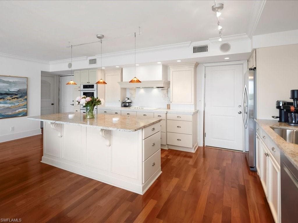 2750 Gulf Shore BLVD N # 602, NAPLES FL 34103-10