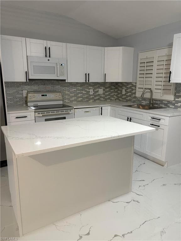 1025 Moon Lake DR, NAPLES FL 34104-8