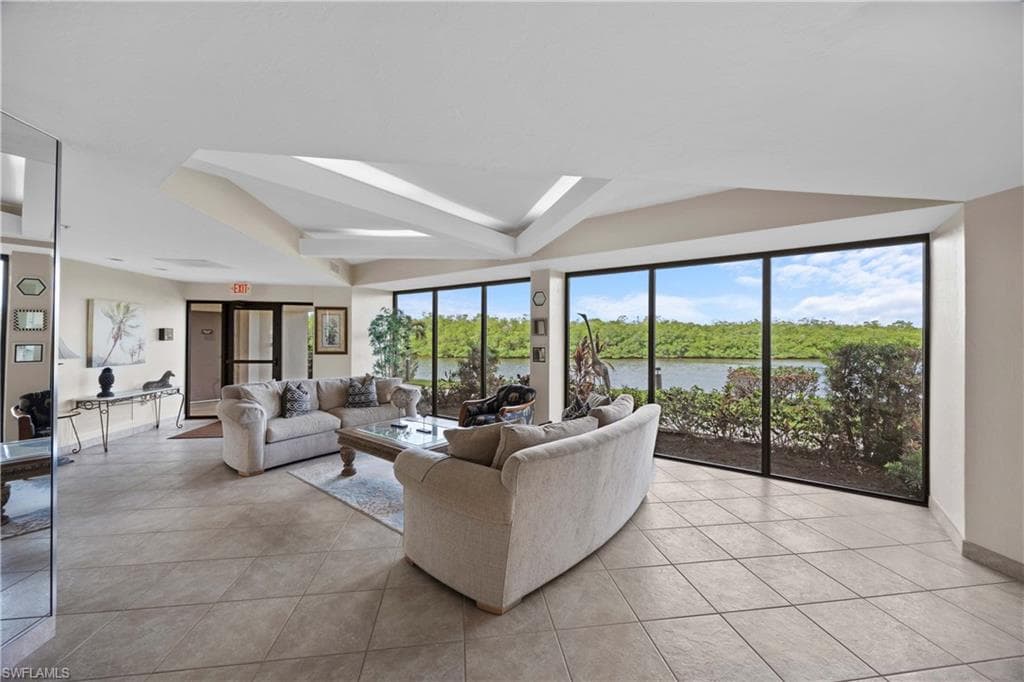 15 Bluebill AVE # 103s, NAPLES FL 34108-14