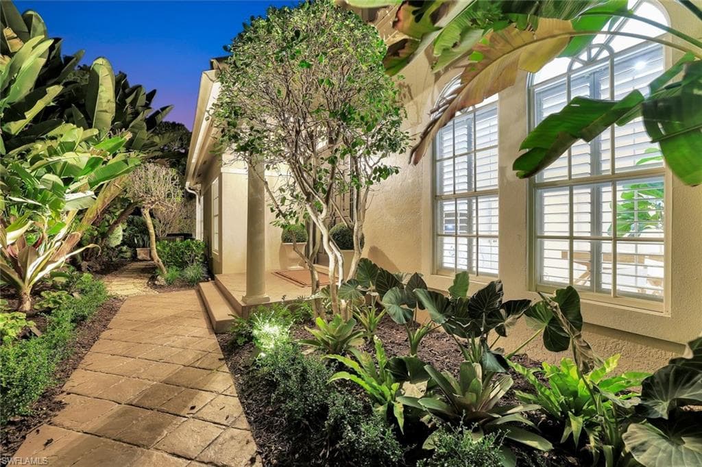 211 Via Napoli, NAPLES FL 34105-1