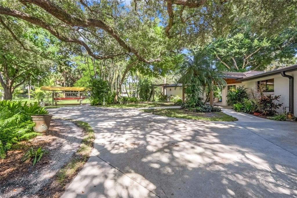 9856 Tonya CT, BONITA SPRINGS FL 34135-30