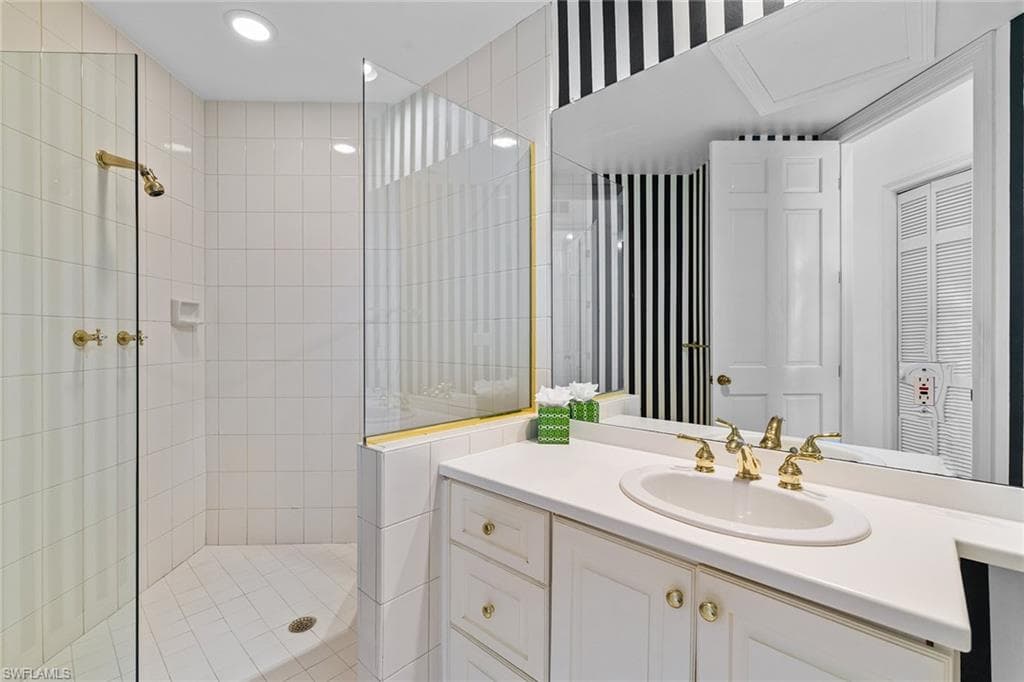 156 Colonade CIR # 1107, NAPLES FL 34103-14
