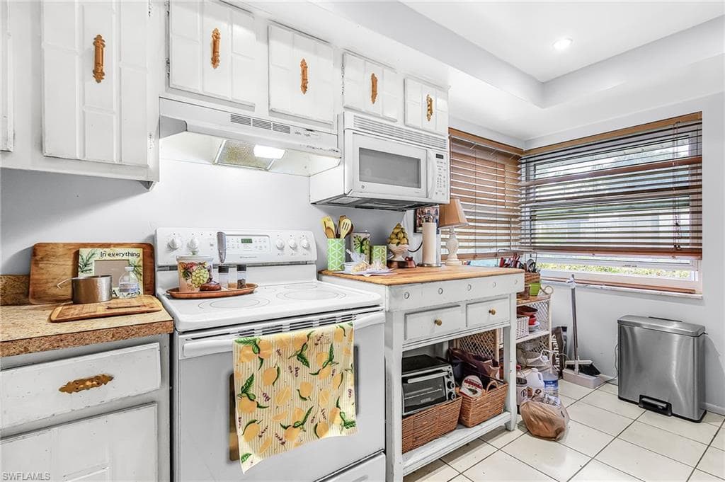 5579 Rattlesnake Hammock RD # B9, NAPLES FL 34113-5