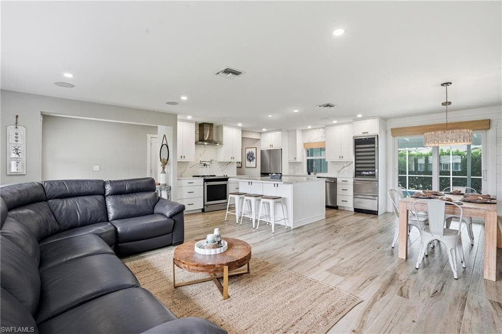 6163 Plumosa AVE, FORT MYERS FL 33908-8