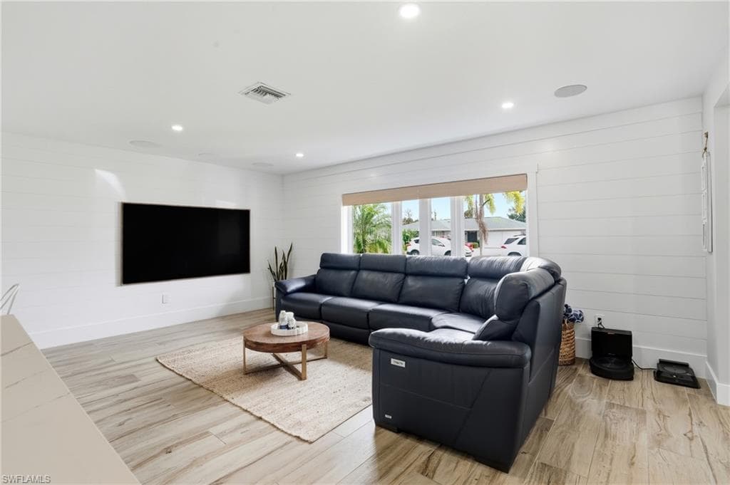 6163 Plumosa AVE, FORT MYERS FL 33908-7