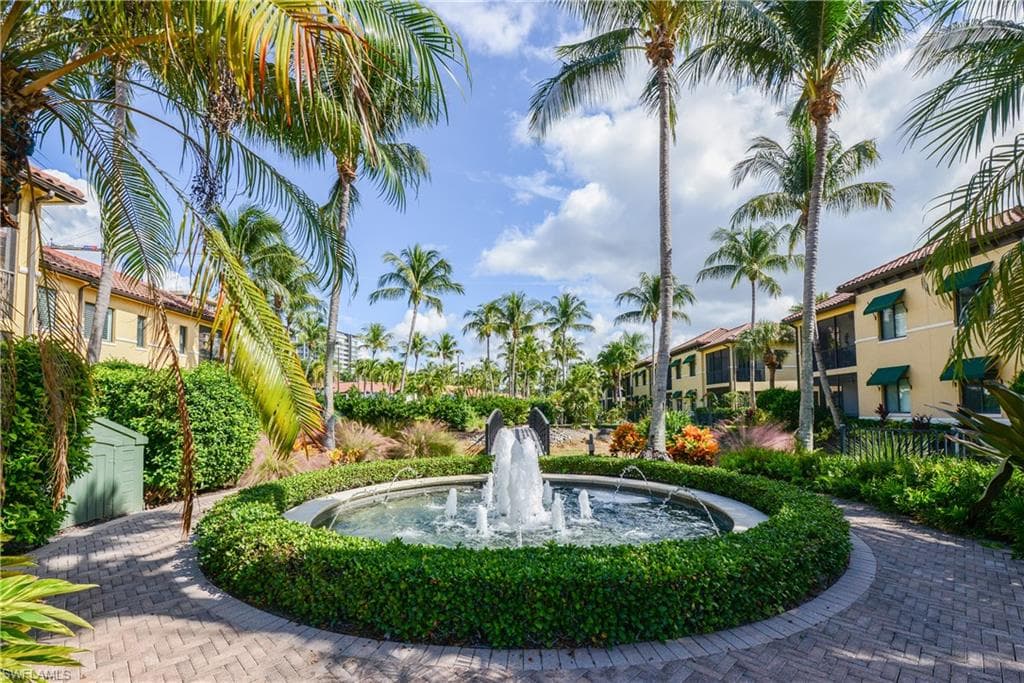 975 Sandpiper ST # A104, NAPLES FL 34102-17