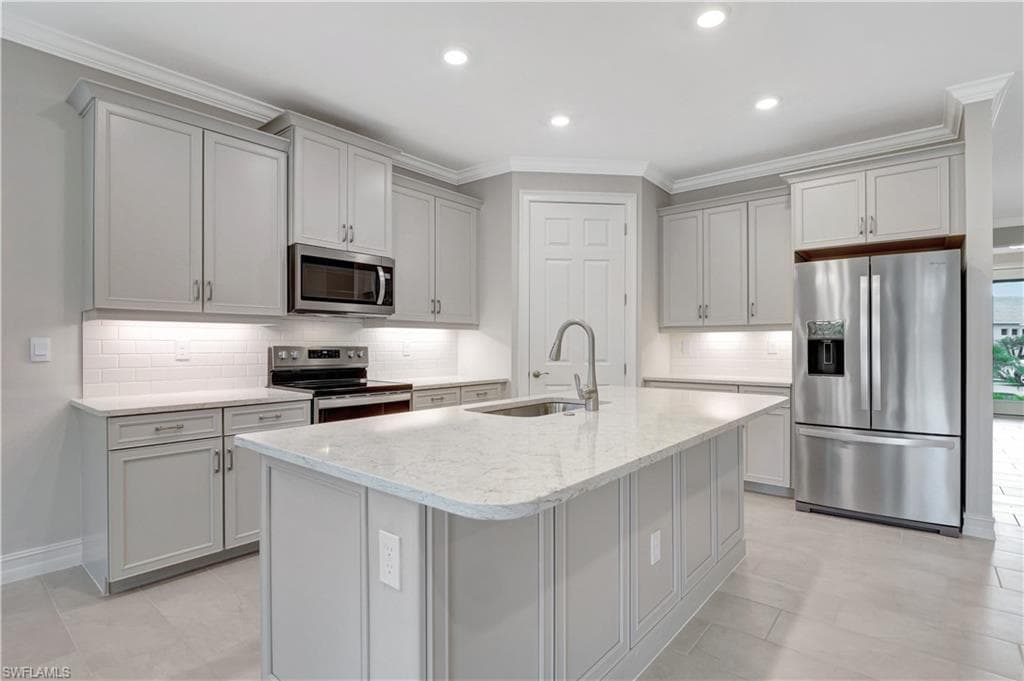 335 Tamarindo LN, NAPLES FL 34114-1