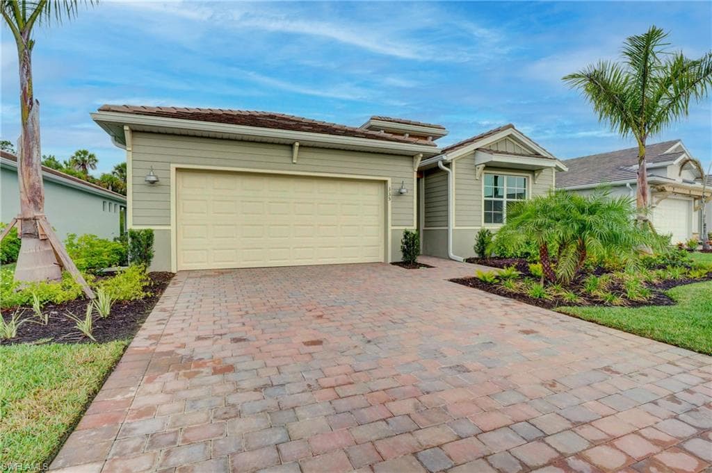 335 Tamarindo LN, NAPLES FL 34114-2