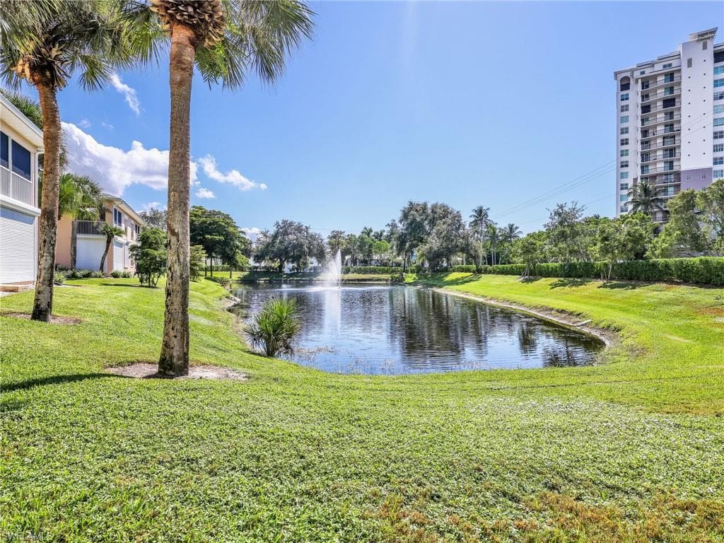 651 Wiggins Lake DR # 101, NAPLES FL 34110-20