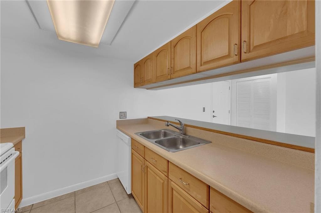 2875 Palm Beach BLVD # 205, FORT MYERS FL 33916-11