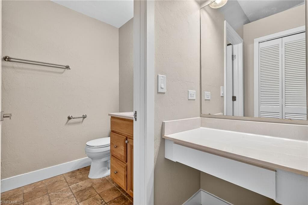 5490 Governors DR, FORT MYERS FL 33907-19