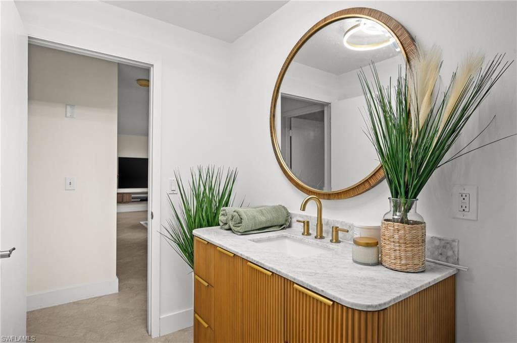 472 Palm River BLVD, NAPLES FL 34110-44