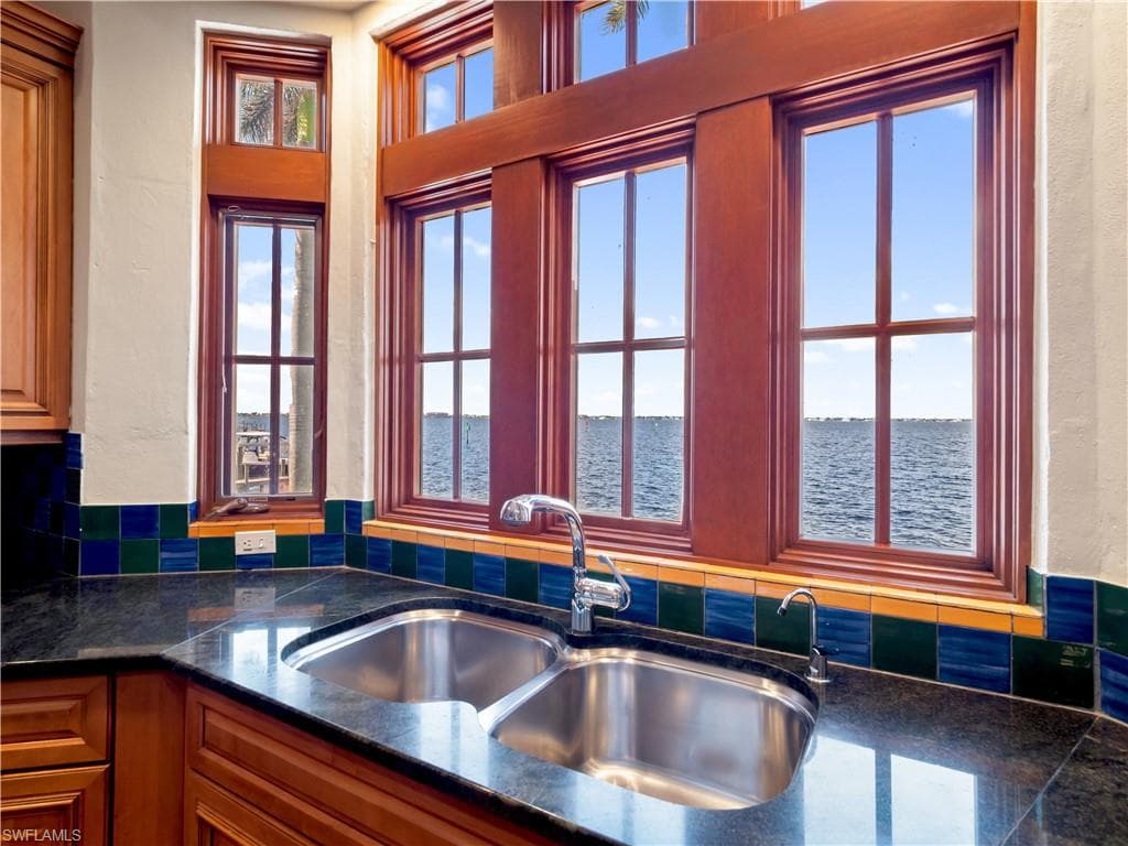 5844 Riverside LN, FORT MYERS FL 33919-16